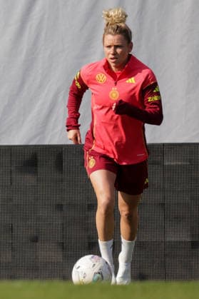 17.04.2026, xgrfx, Fussball DFB-Medientermine, Deutsche Frauennationalmannschaft Training v.l. Linda Dallmann (Deutsche Frauennationalmannschaft) (DFL DFB REGULATIONS PROHIBIT ANY USE OF PHOTOGRAPHS as IMAGE SEQUENCES and or QUASI-VIDEO) Ried