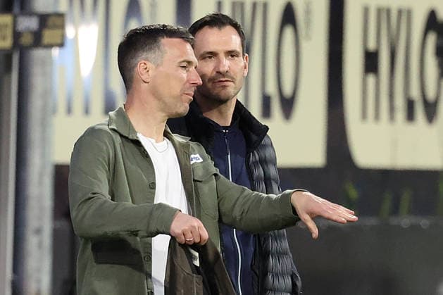 17.04.2026, xrekx, Fussball 2.Bundesliga, SV Elversberg - Karlsruher SC v.l. Spielende Christian Eichner Trainer (Karlsruher SC) gibt Anweisungen, gestikuliert, mit den Armen gestikulieren gives instructions, gesticulate Mario Eggimann Geschäftsführer (Karlsruher SC) (DFL DFB REGULATIONS PROHIBIT ANY USE OF PHOTOGRAPHS as IMAGE SEQUENCES and or QUASI-VIDEO) Elversberg