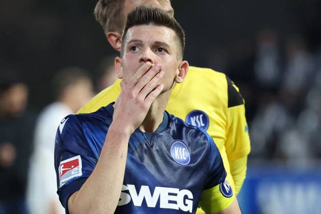 17.04.2026, xrekx, Fussball 2.Bundesliga, SV Elversberg - Karlsruher SC v.l. Marvin Wanitzek (Karlsruher SC) enttaeuscht, enttäuscht, schaut enttaeuscht, niedergeschlagen, disappointed vor den Fans (DFL DFB REGULATIONS PROHIBIT ANY USE OF PHOTOGRAPHS as IMAGE SEQUENCES and or QUASI-VIDEO) Elversberg