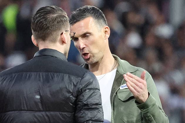 17.04.2026, xrekx, Fussball 2.Bundesliga, SV Elversberg - Karlsruher SC v.l. Timon Pauls Direktor Profifußball (Karlsruher SC) Christian Eichner Trainer (Karlsruher SC) gibt Anweisungen, gestikuliert, mit den Armen gestikulieren gives instructions, gesticulate Spielende (DFL DFB REGULATIONS PROHIBIT ANY USE OF PHOTOGRAPHS as IMAGE SEQUENCES and or QUASI-VIDEO) Elversberg