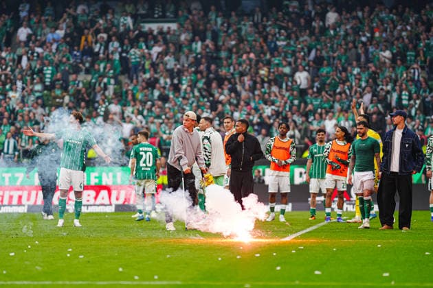 Sport Bilder des Tages Leuchtrakete fliegt auf Spieler SV Werder Bremen GER, SV Werder Bremen vs. Hamburger SV, Fussball, Bundesliga, Spieltag 30, Spielzeit 2025 2026, 18.04.2026 DFL REGULATIONS PROHIBIT ANY USE OF PHOTOGRAPHS AS IMAGE SEQUENCES AND OR QUASI-VIDEO GER, SV Werder Bremen vs. Hamburger SV, Fussball, Bundesliga, Spieltag 30, Spielzeit 2025 2026, 18.04.2026 Bremen Copyright: xEibner-Pressefoto MarcelxvonxFehrnx EP_MFN
