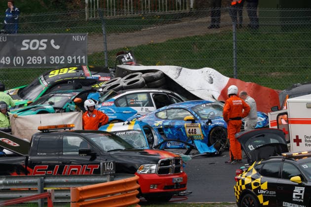 Sport Bilder des Tages 18.04.2026, xrarjax, Motorsport ADAC RAVENOL NLS, Nürburgring Langstrecken-Serie 2026 v.l. Schwerer Unfall Crash Wahl Rönnefarth Dumarey Böckmann, Aston Martin Vantage AMR GT3), 111 (Becker Spölgen, BMW 325i e90), 121 (Miettinen Berghult, BMW 325i e90), 410 (Croci Larbi Ackermann Le Bihan, Porsche Cayman GTS), 448 (Klinkmüller Beckwermert, Porsche Cayman CM12), 503 (Tamm Egger Hökfelt, Toyota Supra) und 992 (Griesemann Griesemann Adorf Holzer, Porsche 911 GT3 Cup Manthey 992.1) Nürburg