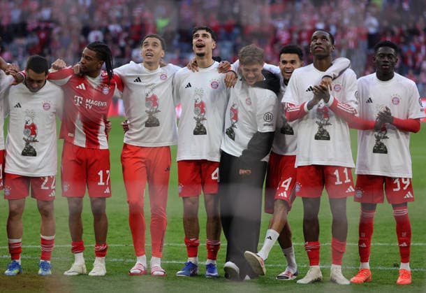 19.04.2026, 1. Bundesliga , FC Bayern Muenchen vs VfB Stuttgart, Allianz Arena Muenchen, Fussball, im Bild: Raphael Guerreiro (FC Bayern Muenchen), Michael Olise (FC Bayern Muenchen), Jamal Musiala (FC Bayern Muenchen), Aleksandar Pavlovic (FC Bayern Muenchen), Tom Bischof (FC Bayern Muenchen), Luis Diaz (FC Bayern Muenchen), Nicolas Jackson (FC Bayern Muenchen) und Bara Sapoko Ndiaye (FC Bayern Muenchen) feiern