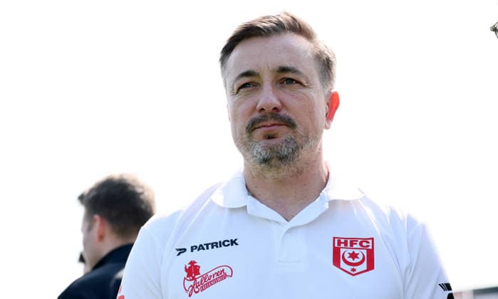Leipzig, 18.04.2026, Bruno-Plache-Stadion, Fußball, Regionalliga NordOst, 30. Spieltag , 1.FC Lok Leipzig vs. Hallescher FC , Im Bild; Sportdirektor Daniel Meyer (Halle) . , Nur zur redaktionellen Nutzung. Only editorial use. , DFB regulations prohibit any use of photographs as image sequences and or quasi-video. ,