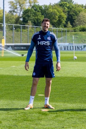 24.04.2026, Fussball, Training des FC Schalke 04. Janik Bachmann (FC Schalke 04) lacht. Gelsenkirchen Trainingsgelände FC Schalke 04 NRW Deutschland xRHR-FOTO YYx Copyright: RHR-FOTOx RHR-FOTO YY