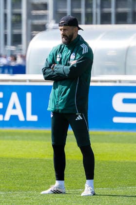 24.04.2026, Fussball, Training des FC Schalke 04. Trainer Miron Muslic (FC Schalke 04). Gelsenkirchen Trainingsgelände FC Schalke 04 NRW Deutschland xRHR-FOTO YYx Copyright: RHR-FOTOx RHR-FOTO YY