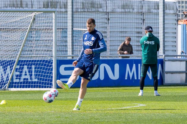 24.04.2026, Fussball, Training des FC Schalke 04. Edin Dzeko (FC Schalke 04) ist nach seiner Verletzung wieder ins Training eingestiegen. Gelsenkirchen Trainingsgelände FC Schalke 04 NRW Deutschland xRHR-FOTO YYx Copyright: RHR-FOTOx RHR-FOTO YY