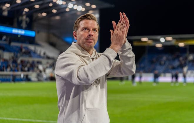 Freisteller, Portrait, Emotion, Applaus, Klatschen Florian Kohfeldt (SV Darmstadt 98, Cheftrainer) nach dem Abpfiff, GER, SV Darmstadt 98 vs. SV Elversberg, Fussball, 2. Bundesliga, 31. Spieltag, Saison 2025 2026, 25.04.2026, DFL REGULATIONS PROHIBIT ANY USE OF PHOTOGRAPHS AS IMAGE SEQUENCES AND OR QUASI-VIDEO, GER, SV Darmstadt 98 vs. SV Elversberg, Fussball, 2. Bundesliga, 31. Spieltag, Saison 2025 2026, 25.04.2026 Darmstadt Copyright: xEibner-Pressefoto Jan-NiclasxGrox EP_JGG