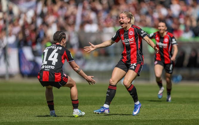 GER, Frankfurt, Eintracht Frankfurt vs VfL Wolfsburg, Google Pixel Bundesliga, Fussball, DFB, Spielzeit 2025 2026, Stadion am Brentanobad, 23. Spieltag im Bild: Nadine Riesen (Eintracht Frankfurt Frauen 22) erzielt das 3:0, Tor, Jubel und Freude, Emotionen, Team, Geraldine Reuteler (Eintracht Frankfurt Frauen 14) DFB DFL REGULATIONS PROHIBIT ANY USE OF PHOTOGRAPHS AS IMAGE SEQUENCES AND OR QUASI-VIDEO, 26.04.2026 Copyright: HMBxMedia HendrikxHamelau