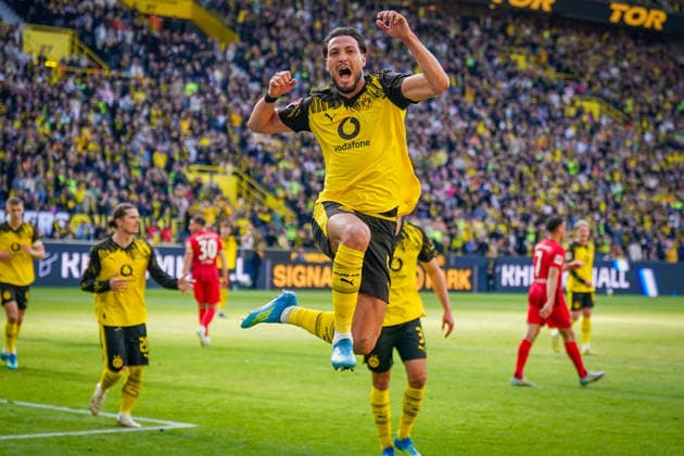 Sport Bilder des Tages Deutschland: Fussball Bundesliga 2025 - 2026, 31. Spieltag - BVB Borussia Dortmund vs SC Freiburg - Signal-Iduna-Park (Dortmund): Tor und Torjubel zum 3:0 durch Ramy Bensebaini Ramy Bensebaini (Borussia Dortmund, 5) Freude, Emotionen, Jubel, Geste, Gestik, Emotion, Mimik, Gesichtsausdruck, Emotion, Sprung Copyright: xJOERANxSTEINSIEKx