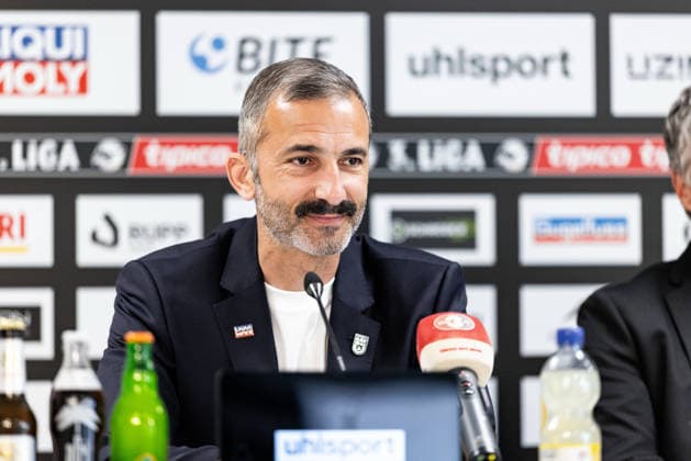 Fussball, Saison 2025 2026, 3. Liga, Presseraum Donaustadion, Vorstellung Pressekonferenz des neuen Sportdirektors Murat Isik beim SSV Ulm 1846 Fußball, 29.04.2026 29.04.2026, Fussball, Saison 2025 2026, 3. Liga, Presseraum Donaustadion, Vorstellung Pressekonferenz des neuen Sportdirektors Murat Isik beim SSV Ulm 1846 Fußball, Freisteller Einzelbild Portrait Porträt Murat Isik (SSV Ulm 1846 Fußball) Foto: Lucca Fundel Ulm Donaustadion Presseraum Baden-Württemberg Deutschland