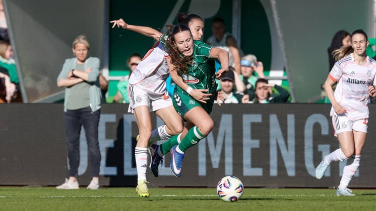 v.li.: Natallia Padilla-Bidas (FC Bayern München, 23) und Mara Alber (SV Werder Bremen, 37) im Zweikampf, Duell, Dynamik, Aktion, Action, Spielszene, DIE DFB-RICHTLINIEN UNTERSAGEN JEGLICHE NUTZUNG VON FOTOS ALS SEQUENZBILDER UND ODER VIDEOÄHNLICHE FOTOSTRECKEN. DFB REGULATIONS PROHIBIT ANY USE OF PHOTOGRAPHS AS IMAGE SEQUENCES AND OR QUASI-VIDEO., 29.04.2026, Bremen (Deutschland), Fussball, Google Pixel Frauen-Bundesliga, SV Werder Bremen - FC Bayern München