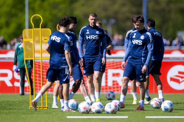 30.04.2026, Fussball, Training des FC Schalke 04. Edin Dzeko (FC Schalke 04). Gelsenkirchen Trainingsgelände FC Schalke 04 NRW Deutschland xRHR-FOTO YYx Copyright: RHR-FOTOx RHR-FOTO YY