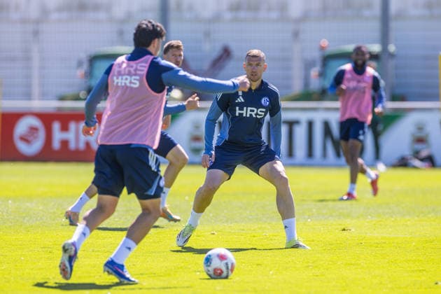 30.04.2026, Fussball, Training des FC Schalke 04. Edin Dzeko (FC Schalke 04) im Duell. Gelsenkirchen Trainingsgelände FC Schalke 04 NRW Deutschland xRHR-FOTO YYx Copyright: RHR-FOTOx RHR-FOTO YY