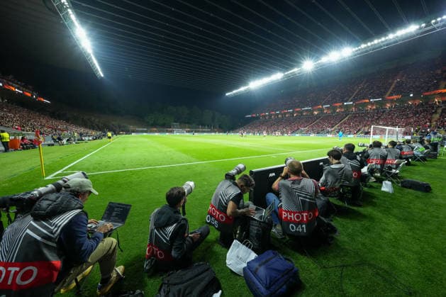 Fotografen, Presse, am Spielfeldrand, Stadionpanorama, Weitwinkel, Tribünen, Sitzplätze, Stehplätze , Portugal, Fussball, UEFA Europa League, Halbfinale, Hinspiel, 2025 2026, SC Braga vs. SC Freiburg, 30.04.2026, Estadio Municipal de Braga, Braga, Braga Estadio Municipal de Braga Cavado Portugal Copyright: xArnexAmbergx
