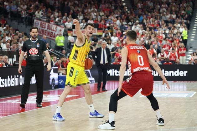 Jonas Mattisseck (Alba Berlin, 09) mit Ball gestikuliert, mit Nenad Dimitrijevic (FC Bayern Basketball, 00), GER, FC Bayern Basketball vs. Alba Berlin, Basketball, easycredit Basketball Bundesliga, 27. Spieltag, Saison 2025 2026, 01.05.2026, GER, FC Bayern Basketball vs. Alba Berlin, Basketball, easycredit Basketball Bundesliga, 27. Spieltag, Saison 2025 2026, 01.05.2026 Muenchen Copyright: xEibner-Pressefoto JennixMaulx EP_JML
