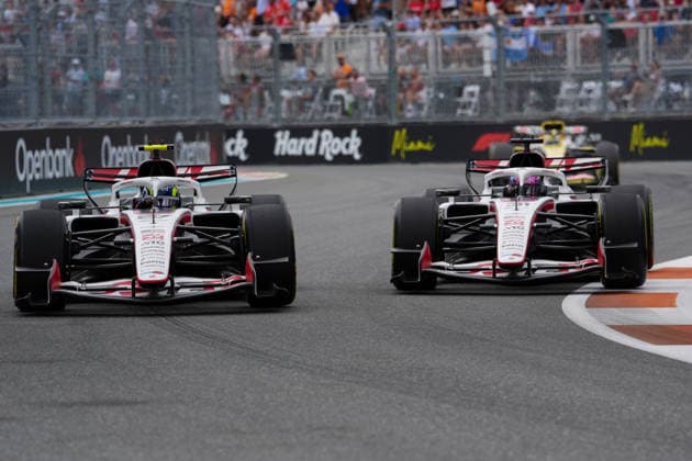 Oliver Bearman (Toyota Gazoo Racing Haas F1 Team, Großbritannien, 87) und Esteban Ocon (Toyota Gazoo Racing Haas F1 Team, Frankreich, 31) USA, Formel 1 Weltmeisterschaft, Miami Grand Prix, Miami International Autodrome, Miami Gardens, Rennen, Saison 2026, 03.05.2026 USA, Formel 1 Weltmeisterschaft, Miami Grand Prix, Miami International Autodrome, Miami Gardens, Rennen, Saison 2026, 03.05.2026 Miami Gardens Copyright: xEibner-Pressefoto ScottxColemanx EP_SCN