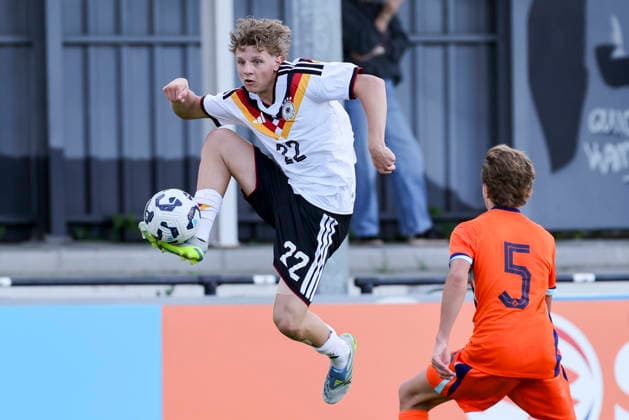 Malte Brumm (Germany) und Willem Loomans (Netherlands) kaempfen um den Ball, UEFA Under 15 friendly - Match 2, Netherlands v Germany, Sportzentrum Vondersweijde am 07. May 2026 in Oldenzaal, Niederlande. (Foto von Marco Steinbrenner DeFodi Images) Malte Brumm (Germany) und Willem Loomans (Netherlands) battle for the ball, UEFA Under 15 friendly - Match 2, Netherlands v Germany, Sportcentrum Vondersweijde, May 7, 2026 in Oldenzaal, Netherlands. (Photo by Marco Steinbrenner DeFodi Images) -
