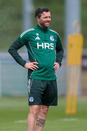 07.05.2026, Fussball, Training des FC Schalke 04. Co-Trainer Tim Hoogland (FC Schalke 04). Gelsenkirchen Trainingsgelände FC Schalke 04 NRW Deutschland xRHR-FOTO YYx Copyright: RHR-FOTOx RHR-FOTO YY