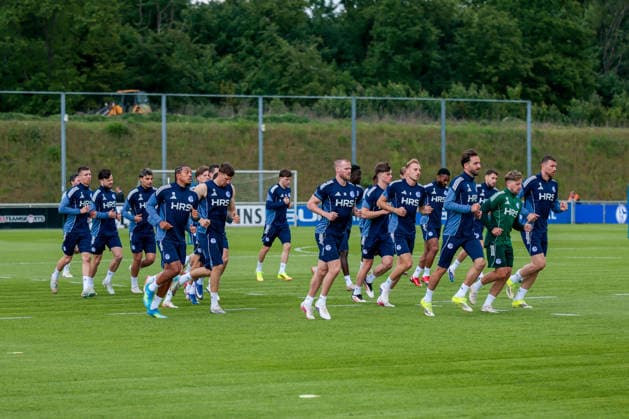 07.05.2026, Fussball, Training des FC Schalke 04. Die Spieler des S04 machen sich warm. Gelsenkirchen Trainingsgelände FC Schalke 04 NRW Deutschland xRHR-FOTO YYx Copyright: RHR-FOTOx RHR-FOTO YY