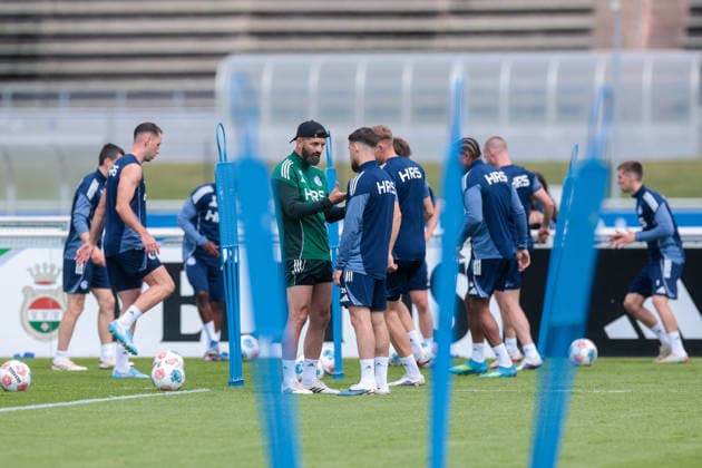 07.05.2026, Fussball, Training des FC Schalke 04. v. l. Trainer Miron Muslic (FC Schalke 04) spricht mit Adil Aouchiche (FC Schalke 04). Gelsenkirchen Trainingsgelände FC Schalke 04 NRW Deutschland xRHR-FOTO YYx Copyright: RHR-FOTOx RHR-FOTO YY