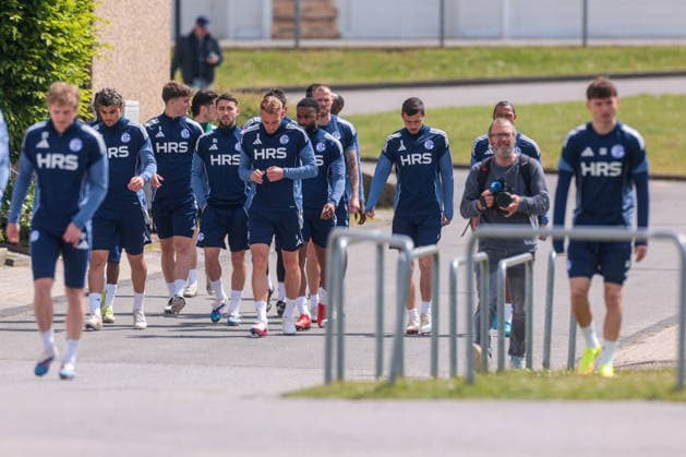 07.05.2026, Fussball, Training des FC Schalke 04. Die Spieler des S04 kommen zum Training, v. l. Mertcan Ayhan (FC Schalke 04), Adil Aouchiche (FC Schalke 04), Timo Becker (FC Schalke 04), Moussa Sylla (FC Schalke 04), Ron Schallenberg (FC Schalke 04). Gelsenkirchen Trainingsgelände FC Schalke 04 NRW Deutschland xRHR-FOTO YYx Copyright: RHR-FOTOx RHR-FOTO YY