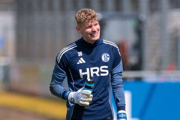 07.05.2026, Fussball, Training des FC Schalke 04. Torwart Johannes Siebeking (FC Schalke 04) trinkt etwas. Gelsenkirchen Trainingsgelände FC Schalke 04 NRW Deutschland xRHR-FOTO YYx Copyright: RHR-FOTOx RHR-FOTO YY