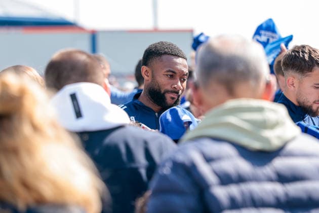 07.05.2026, Fussball, Training des FC Schalke 04. Moussa Sylla (FC Schalke 04) gibt Autogramme. Gelsenkirchen Trainingsgelände FC Schalke 04 NRW Deutschland xRHR-FOTO YYx Copyright: RHR-FOTOx RHR-FOTO YY