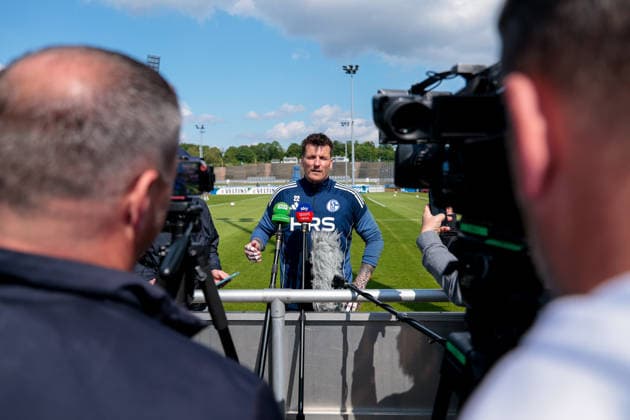 07.05.2026, Fussball, Training des FC Schalke 04. Medienrunde mit Torwart Kevin Müller (FC Schalke 04). Gelsenkirchen Trainingsgelände FC Schalke 04 NRW Deutschland xRHR-FOTO YYx Copyright: RHR-FOTOx RHR-FOTO YY