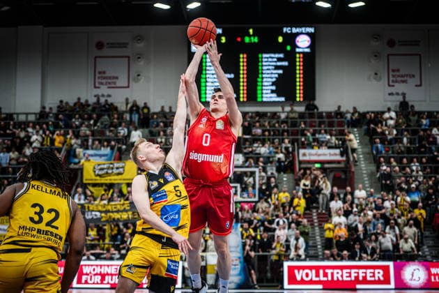 Nenad Dimitrijevic (FC Bayern Basketball, 00) vs. Toms Skuja (MHP RIESEN Ludwigsburg, 05) GER, MHP Riesen Ludwigsburg vs. FC Bayern Muenchen Basketball, Basketball Bundesliga, easycredit BBL, 33. Spieltag, Spielzeit 2025 2026, 07.05.2026 GER, MHP Riesen Ludwigsburg vs. FC Bayern Muenchen Basketball, Basketball Bundesliga, easycredit BBL, 33. Spieltag, Spielzeit 2025 2026, 07.05.2026 Ludwigsburg Copyright: xSandyxDinkelackerx EP_SDR