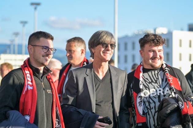 Jogi Löw (ehemaliger Bundestrainer) zeigt sich mit Fans GER, SC Freiburg - Sporting Braga, Fussball, Europa League, Halbfinale, Saison 2025 2026, 07.05.2026 GER, SC Freiburg - Sporting Braga, Fussball, Europa League, Halbfinale, Saison 2025 2026, 07.05.2026 Freiburg Copyright: xEibner-Pressefoto ThomasxHessx EP_THS