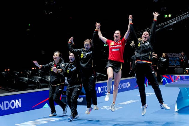 Sabine Winter, Deutschland, TSV Dachau, World-Cup-Dritte und Europe-Top-16-Gewinnerin, führt Deutschland bei der Tischtennis-WM in London mit zwei Punkten zum Sieg über Hongkong und damit mindestens zur Bronzemedaille Das Winter-Märchen geht weiter: Sabine Winter, Deutschland, TSV Dachau, World-Cup-Dritte und Europe-Top-16-Gewinnerin, führt Deutschland am 7. Mai im Viertelfinale der Team-Weltmeisterschaften im Tischtennis in London gegen Hongkong durch zwei Siege in das Halbfinale. Deutschland hat damit mindestens Bronze sicher. Beim Dank ans Publikum springt Winter am höchsten, rechts neben ihr Annett Kaufmann, links neben ihr Yuan Wan, Nina Mittelham und Ying Han London OVO Arena Wembley London England