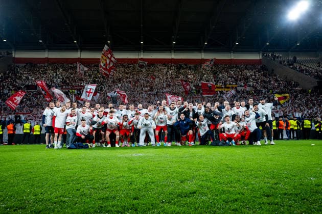GER, Europa League, Halbfinale, SC Freiburg vs Sporting Braga 07.05.2026, Europa Park Stadion, Freiburg, GER, Europa League, Halbfinale, SC Freiburg vs Sporting Braga, im Bild Mannschaft um Julian Schuster (SC Freiburg, Trainer), Lukas Kübler (SC Freiburg, 17), Noah Atubolu (SC Freiburg, 01), Johan Manzambi (SC Freiburg, 44), Jan-Niklas Beste (SC Freiburg, 19), Matthias Ginter (SC Freiburg, 28), Lucas Höler (SC Freiburg, 09), Vincenzo Grifo (SC Freiburg, 32) beim Teamfoto jubeln ueber den 3:1 Sieg und Einzug in das Finale und lassen sich von den Fans feiern,
