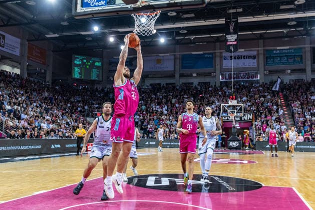 Melvin Jostmann (Telekom Baskets Bonn, 12) beim Korb vs J.J. Mann (VET-CONCEPT Gladiators Trier, 24), Maik Zirbes (VET-CONCEPT Gladiators Trier, 33), Alijah Comithier (Telekom Baskets Bonn, 02) schaut zu Telekom Baskets Bonn vs. VET-CONCEPT Gladiators Trier, Basketball, easy Credit BBL, 33. Spieltag, 2025 2026, 08.05.2026 Telekom Baskets Bonn vs. VET-CONCEPT Gladiators Trier, Basketball, easy Credit BBL, 33. Spieltag, 2025 2026, 08.05.2026 Bonn Copyright: xEibner-Pressefoto GerhardxWingenderx EP_GWR