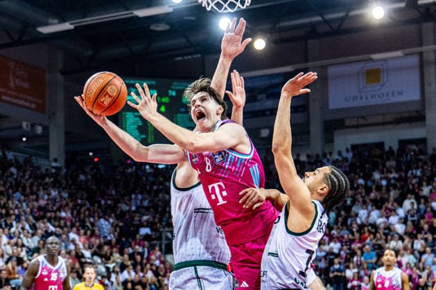 Kenan Reinhart (Telekom Baskets Bonn, 08) wird von Evans Rapieque (VET-CONCEPT Gladiators Trier, 21) gefoult Telekom Baskets Bonn vs. VET-CONCEPT Gladiators Trier, Basketball, easy Credit BBL, 33. Spieltag, 2025 2026, 08.05.2026 Telekom Baskets Bonn vs. VET-CONCEPT Gladiators Trier, Basketball, easy Credit BBL, 33. Spieltag, 2025 2026, 08.05.2026 Bonn Copyright: xEibner-Pressefoto GerhardxWingenderx EP_GWR