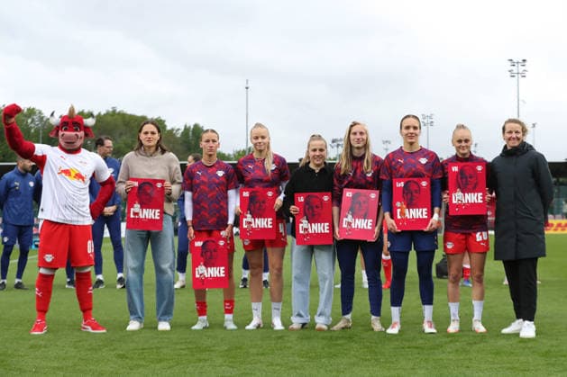 Google Pixel Frauen-Bundesliga, RB Leipzig - Bayer Leverkusen; 11.05.2026 Bei RB wurden vor der Partei 7 Spielerinnen verabschiedet (v.l.): Giovanna Hoffmann (7, RB Leipzig), Marlene Müller (27, RB Leipzig), Rucy Grunenberg (4, RB Leipzig), Luca Graf (26, RB Leipzig), Kyra Spitzner (23, RB Leipzig), Torwart Lina von Schrader (28, RB Leipzig), Victoria Krug (20, RB Leipzig). Außerdem im Bild: Maskottchen Bulli (RB Leipzig links) und Viola Odebrecht (Leiterin Frauen- und Mädchenfußball, RB Leipzig rechts). Fußball, Google Pixel Frauen-Bundesliga, Saison 2025 2026, 25. Spieltag: RB Leipzig vs. Bayer 04 Leverkusen am 11.05.2026, Trainingszentrum Cottaweg, Leipzig. DFB REGULATIONS PROHIBIT ANY USE OF PHOTOGRAPHS AS IMAGE SEQUENCES AND OR QUASI-VIDEO. Copyright: xBEAUTIFULxSPORTS JanxKaeferx