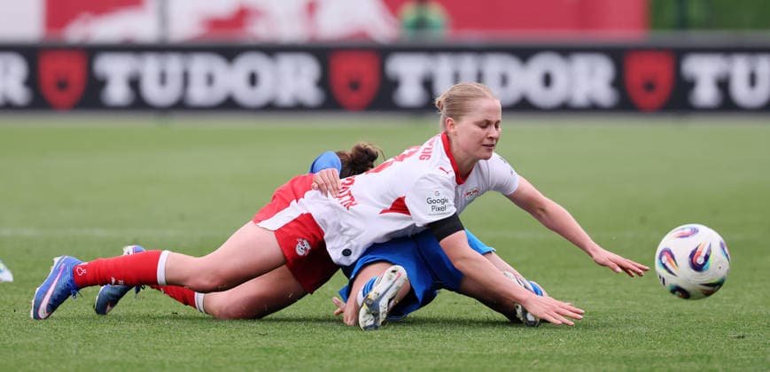 Leipzig, 11.05.2025, Red Bull Campus, Fußball, 1.Bundesliga, Frauen 25.Spieltag , RB Leipzig vs. Bayer 04 Leverkusen , Im Bild von vorn; Emilia Asgeirsdottir ( 8, RBL), Carlotta Wamser ( 37, LEV). , Nur zur redaktionellen Nutzung. Only editorial use. , DFL DFB regulations prohibit any use of photographs as image sequences and or quasi-video. ,