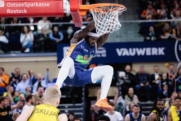 TJ Crockett Jr. (ROSTOCK SEAWOLVES, 00) beim Dunkin, GER, Rostock Seawolves vs. MHP Riesen Ludwigsburg, easycredit BBL, Basketball, Bundesliga, Play-Ins, Spielzeit 2025 2026, 12.05.2026. GER, Rostock Seawolves vs. MHP Riesen Ludwigsburg, easycredit BBL, Basketball, Bundesliga, Play-Ins, Spielzeit 2025 2026, 12.05.2026. Rostock Copyright: xEibner-Pressefoto DenverxEhrlichx EP_DEH