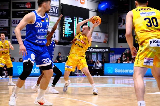 ProA Playoffs Viertelfinale - Phoenix Hagen vs. PS Karlsruhe LIONS, Hagen, 12.05.2026, Ischelandhalle Hagen Devin Lawrence Schmidt ( 8, Phoenix Hagen, SG) wird verteidigt von Isaiah Rayshaud Hart ( 4, PS Karlsruhe LIONS, PG) und sucht den Mitspieler; ProA Playoff Viertelfinale - Phoenix Hagen vs. PS Karlsruhe LIONS, Hagen, 12.05.2026, Ischelandhalle Hagen Copyright: xBEAUTIFULxSPORTS Piepenstockx