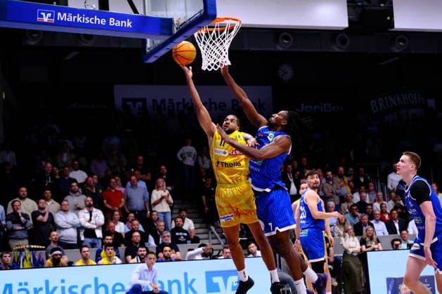 ProA Playoffs Viertelfinale - Phoenix Hagen vs. PS Karlsruhe LIONS, Hagen, 12.05.2026, Ischelandhalle Hagen Marvin Omonigho Omuvwie ( 11, Phoenix Hagen, PF) beim Korbleger, verteidigt von Wesley Chima Oba ( 7, PS Karlsruhe LIONS, C); ProA Playoff Viertelfinale - Phoenix Hagen vs. PS Karlsruhe LIONS, Hagen, 12.05.2026, Ischelandhalle Hagen Copyright: xBEAUTIFULxSPORTS Piepenstockx
