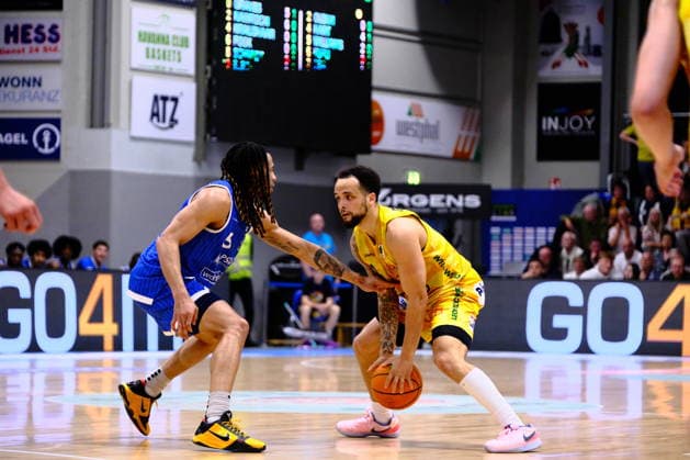 ProA Playoffs Viertelfinale - Phoenix Hagen vs. PS Karlsruhe LIONS, Hagen, 12.05.2026, Ischelandhalle Hagen Marcus Henri Graves ( 0, Phoenix Hagen, PG) beim Versuch die Verteidigung zu durchbrechen. Verteidigt von Tyrese Williams ( 5, PS Karlsruhe LIONS, SG); ProA Playoff Viertelfinale - Phoenix Hagen vs. PS Karlsruhe LIONS, Hagen, 12.05.2026, Ischelandhalle Hagen Copyright: xBEAUTIFULxSPORTS Piepenstockx