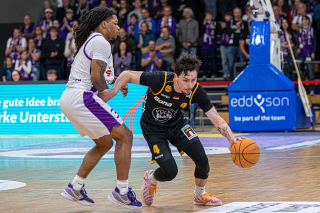 ProA, BG Goettingen vs. Bozic Estriche Kirchheim Knights, Sparkassen-Arena Goettingen; 12.05.2026 ProA, Goettingen, Germany - 12.05.2026: Gian Aydinoglu (Bozic Estriche Kirchheim Knights, 4) am Ball gegen Jordan Sears (BG Goettingen, 3), Barmer ProA 2. Basketball Bundesliga, Playoffs, Spiel der BG Goettingen vs. Bozic Estriche Kirchheim Knights, Sparkassen-Arena Goettingen Copyright: xBEAUTIFULxSPORTS Freudensteinx