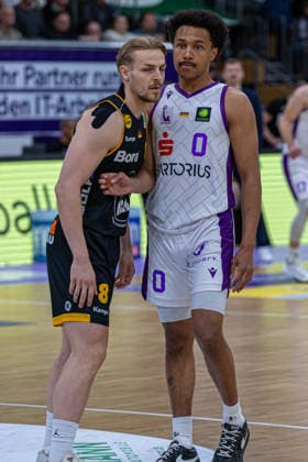 ProA, BG Goettingen vs. Bozic Estriche Kirchheim Knights, Sparkassen-Arena Goettingen; 12.05.2026 ProA, Goettingen, Germany - 12.05.2026: Lucas Mayer (Bozic Estriche Kirchheim Knights, 8) und Nils Schmitz (BG Goettingen, 0), Barmer ProA 2. Basketball Bundesliga, Playoffs, Spiel der BG Goettingen vs. Bozic Estriche Kirchheim Knights, Sparkassen-Arena Goettingen Copyright: xBEAUTIFULxSPORTS Freudensteinx