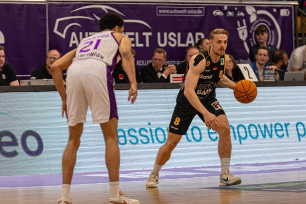 ProA, BG Goettingen vs. Bozic Estriche Kirchheim Knights, Sparkassen-Arena Goettingen; 12.05.2026 ProA, Goettingen, Germany - 12.05.2026: Lucas Mayer (Bozic Estriche Kirchheim Knights, 8) am Ball, daneben Zach Jackson (BG Goettingen, 21), Barmer ProA 2. Basketball Bundesliga, Playoffs, Spiel der BG Goettingen vs. Bozic Estriche Kirchheim Knights, Sparkassen-Arena Goettingen Copyright: xBEAUTIFULxSPORTS Freudensteinx