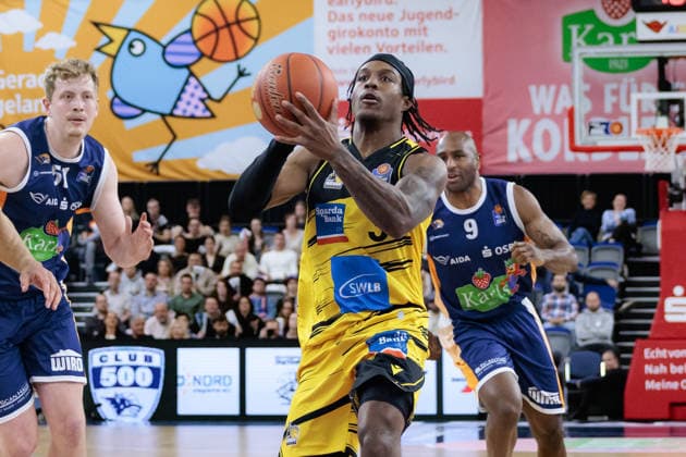 Stefan Smith (MHP Riesen Ludwigsburg, 03) vs. Deandre Lansdowne (ROSTOCK SEAWOLVES, 09), Lukasz Kolenda (ROSTOCK SEAWOLVES, 10), GER, Rostock Seawolves vs. MHP Riesen Ludwigsburg, easycredit BBL, Basketball, Bundesliga, Play-Ins, Spielzeit 2025 2026, 12.05.2026. GER, Rostock Seawolves vs. MHP Riesen Ludwigsburg, easycredit BBL, Basketball, Bundesliga, Play-Ins, Spielzeit 2025 2026, 12.05.2026. Rostock Copyright: xEibner-Pressefoto DenverxEhrlichx EP_DEH