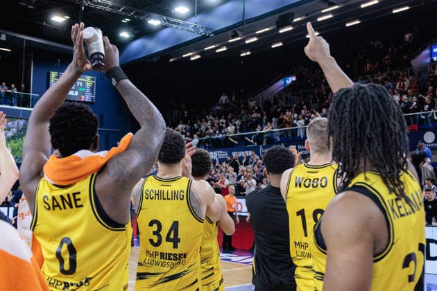 Riesen bedanken sich bei den Fans, Niederlage in Rostock, GER, Rostock Seawolves vs. MHP Riesen Ludwigsburg, easycredit BBL, Basketball, Bundesliga, Play-Ins, Spielzeit 2025 2026, 12.05.2026. GER, Rostock Seawolves vs. MHP Riesen Ludwigsburg, easycredit BBL, Basketball, Bundesliga, Play-Ins, Spielzeit 2025 2026, 12.05.2026. Rostock Copyright: xEibner-Pressefoto DenverxEhrlichx EP_DEH