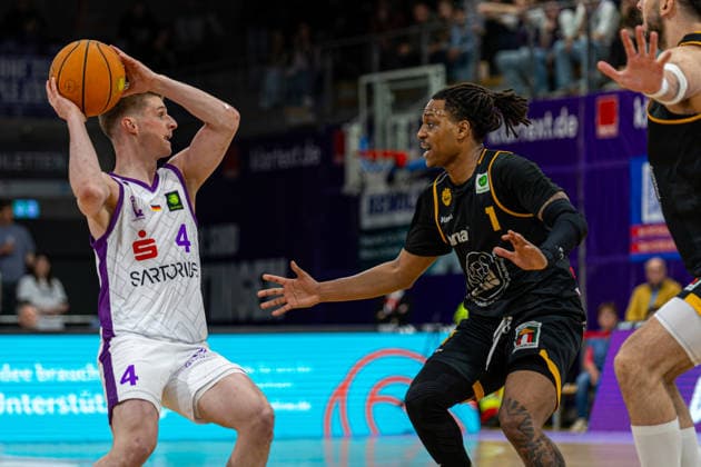 ProA, BG Goettingen vs. Bozic Estriche Kirchheim Knights, Sparkassen-Arena Goettingen; 12.05.2026 ProA, Goettingen, Germany - 12.05.2026: Daniel Kirchner (BG Goettingen, 4) gegen Phillip Russell (Bozic Estriche Kirchheim Knights, 1), Barmer ProA 2. Basketball Bundesliga, Playoffs, Spiel der BG Goettingen vs. Bozic Estriche Kirchheim Knights, Sparkassen-Arena Goettingen Copyright: xBEAUTIFULxSPORTS Freudensteinx