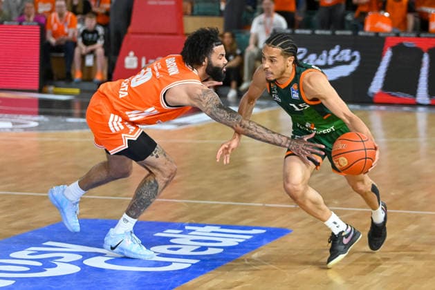 Jordan Roland (VET-CONCEPT Gladiators Trier, 15) gegen Tevin Brown (RASTA Vechta, 10) RASTA Vechta vs. VET-CONCEPT Gladiators Trier, easyCredit Basketball Bundesliga, Play-Ins, Saison 2025 2026, 12.05.2026, RASTA Vechta vs.VET-CONCEPT Gladiators Trier, easyCredit Basketball Bundesliga, Play-Ins, Saison 2025 2026, 12.05.2026 Vechta Copyright: xEibner-Pressefoto RobertxGertzenx EP_RGN