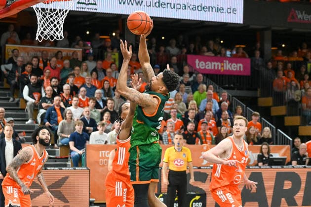 Urald KIng (VET-CONCEPT Gladiators Trier, 20) gegen Alonzo Verge jr. (RASTA Vechta, 11) RASTA Vechta vs. VET-CONCEPT Gladiators Trier, easyCredit Basketball Bundesliga, Play-Ins, Saison 2025 2026, 12.05.2026, RASTA Vechta vs.VET-CONCEPT Gladiators Trier, easyCredit Basketball Bundesliga, Play-Ins, Saison 2025 2026, 12.05.2026 Vechta Copyright: xEibner-Pressefoto RobertxGertzenx EP_RGN