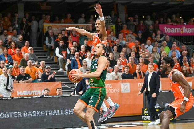 Jordan Roland (VET-CONCEPT Gladiators TRier, 15) gegen Alonzo Verge jr. (RASTA Vechta, 11) RASTA Vechta vs. VET-CONCEPT Gladiators Trier, easyCredit Basketball Bundesliga, Play-Ins, Saison 2025 2026, 12.05.2026, RASTA Vechta vs.VET-CONCEPT Gladiators Trier, easyCredit Basketball Bundesliga, Play-Ins, Saison 2025 2026, 12.05.2026 Vechta Copyright: xEibner-Pressefoto RobertxGertzenx EP_RGN